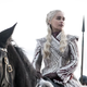 Espero que a Dany no le importe que ese hermoso vestido blanco se le llene de sangre